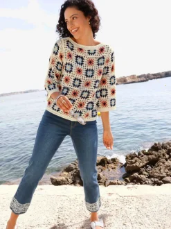 Pull au motif crochet avec col U et manches 3/4 larges