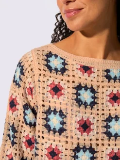 Pull au motif crochet avec col U et manches 3/4 larges