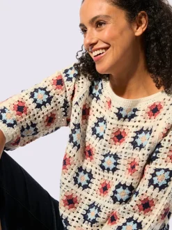 Pull au motif crochet avec col U et manches 3/4 larges