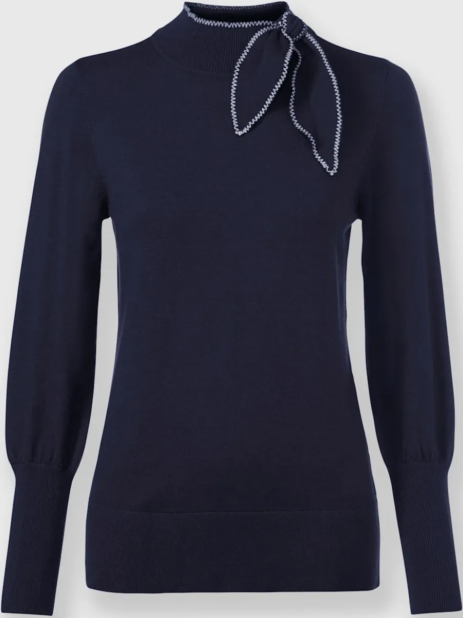 Pull à col montant avec broderie et lavallière