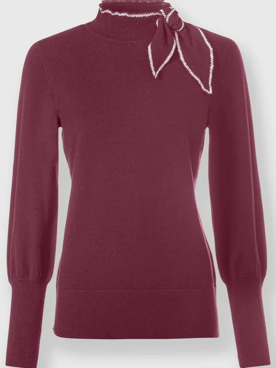 Pull à col montant avec broderie et lavallière