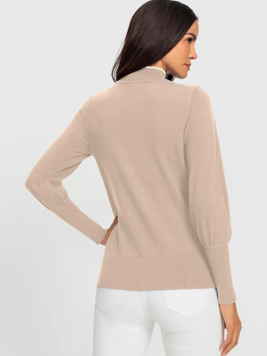Pull à col montant avec broderie et lavallière