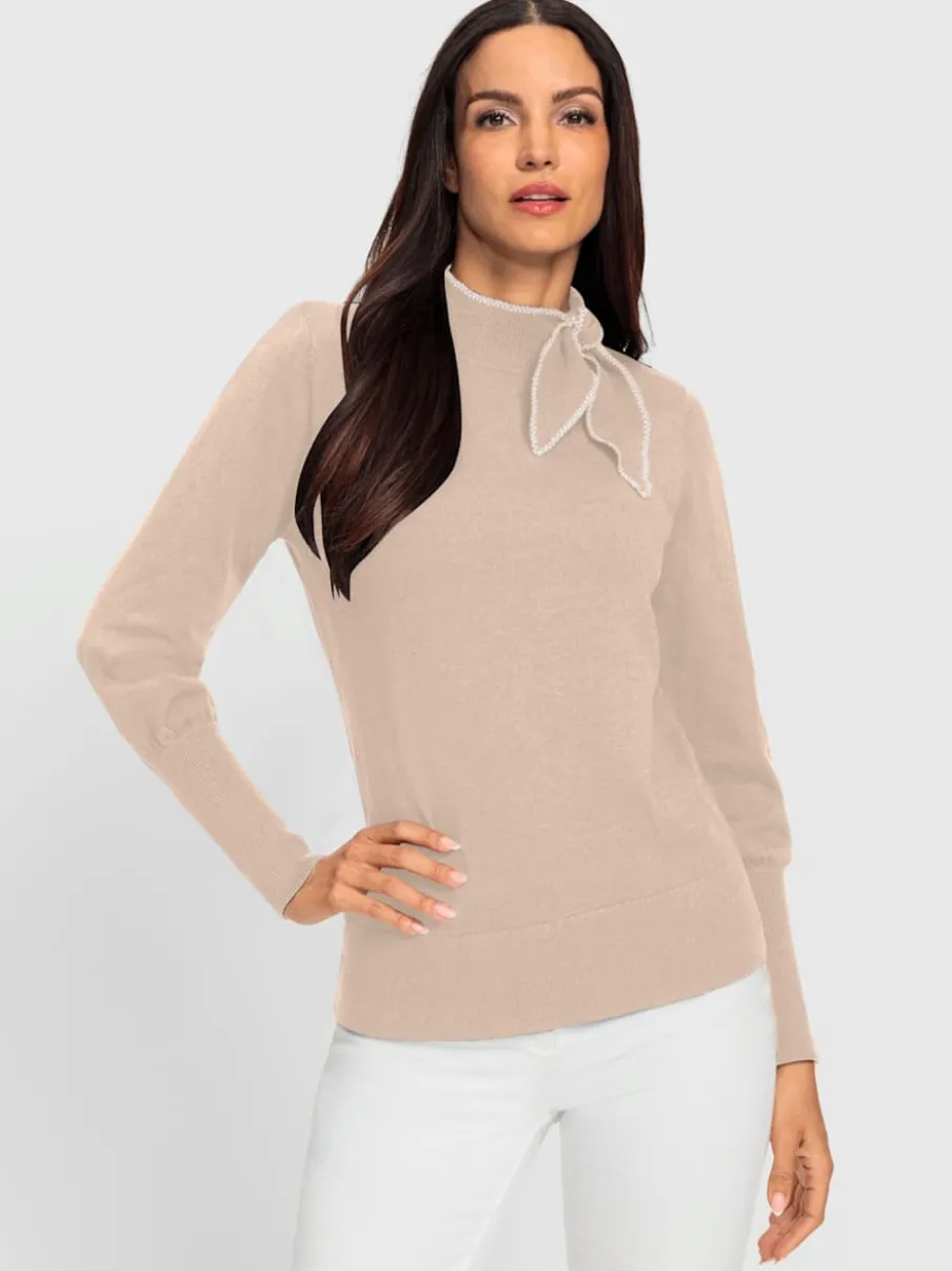 Pull à col montant avec broderie et lavallière