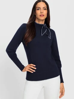 Pull à col montant avec broderie et lavallière