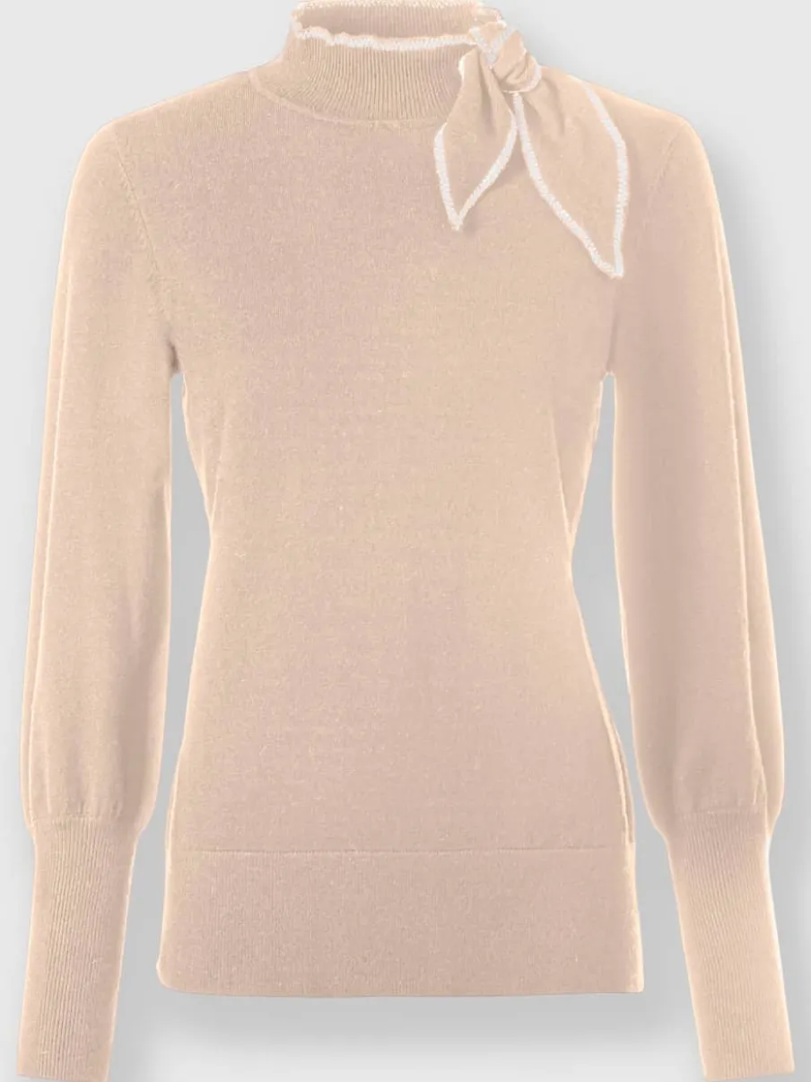 Pull à col montant avec broderie et lavallière