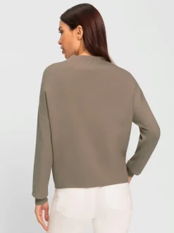 Pull à col montant avec mancherons et bords-côtes.
