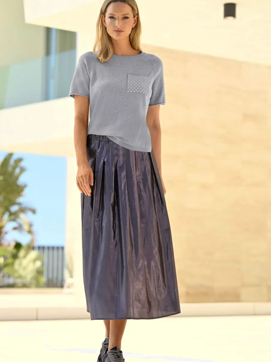 Pull doux avec poche poitrine et manches courtes roulottées