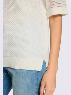 Pull en coton léger col en V avec ajourés.