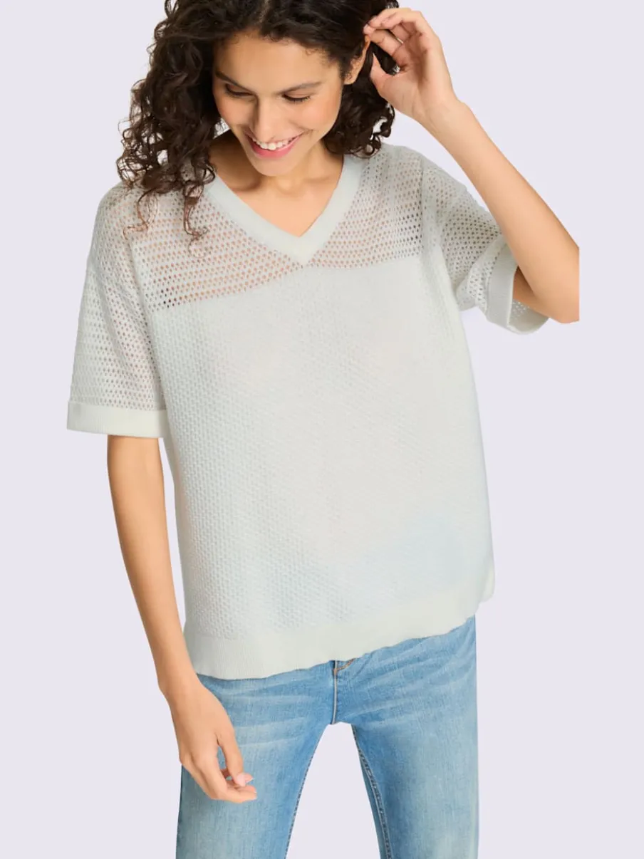 Pull en coton léger col en V avec ajourés.