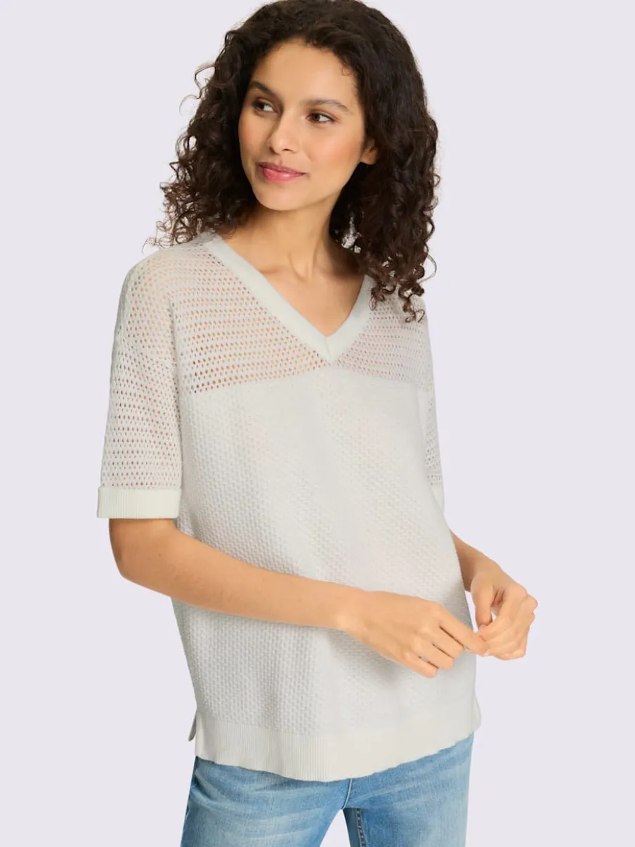 Pull en coton léger col en V avec ajourés.