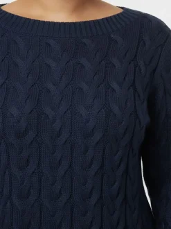 Pull en maille torsadée avec encolure en U côtelée