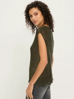 Pull en tricot ajouré avec encolure ronde et bord ondulé