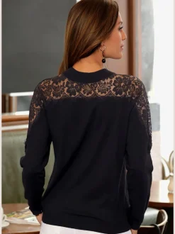 Pull en tricot avec empiècements en dentelle et col rond