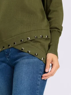 Pull en tricot à col rond asymétrique et rivets décoratifs