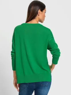 Pull en tricot doux avec inscription jacquard et fentes latérales