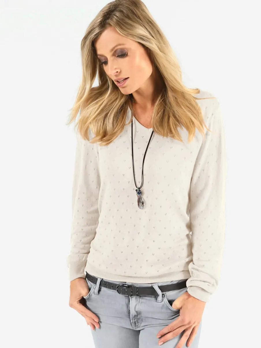 Pull en tricot doux col en V motif ajouré.