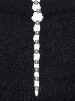 Pull en tricot à encolure en V avec perles et fente au dos