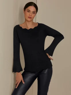 Pull en tricot fin avec encolure en U et ourlet
