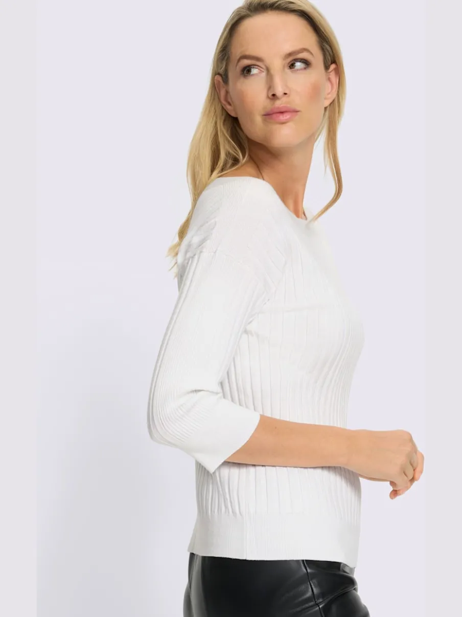 Pull en tricot fin avec encolure féminine et manches 3/4