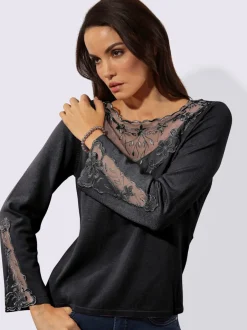 Pull en tricot fin avec encolure V et manches évasées ornées de dentelle