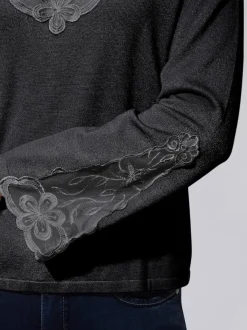 Pull en tricot fin avec encolure V et manches évasées ornées de dentelle