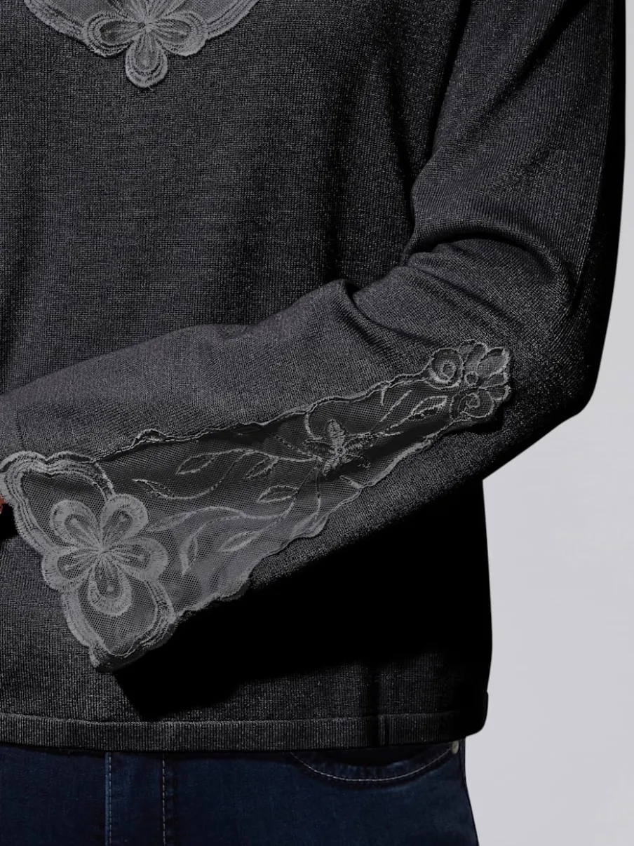 Pull en tricot fin avec encolure V et manches évasées ornées de dentelle