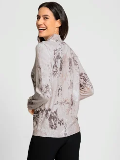 Pull en tricot fin à col montant et motif torsadé