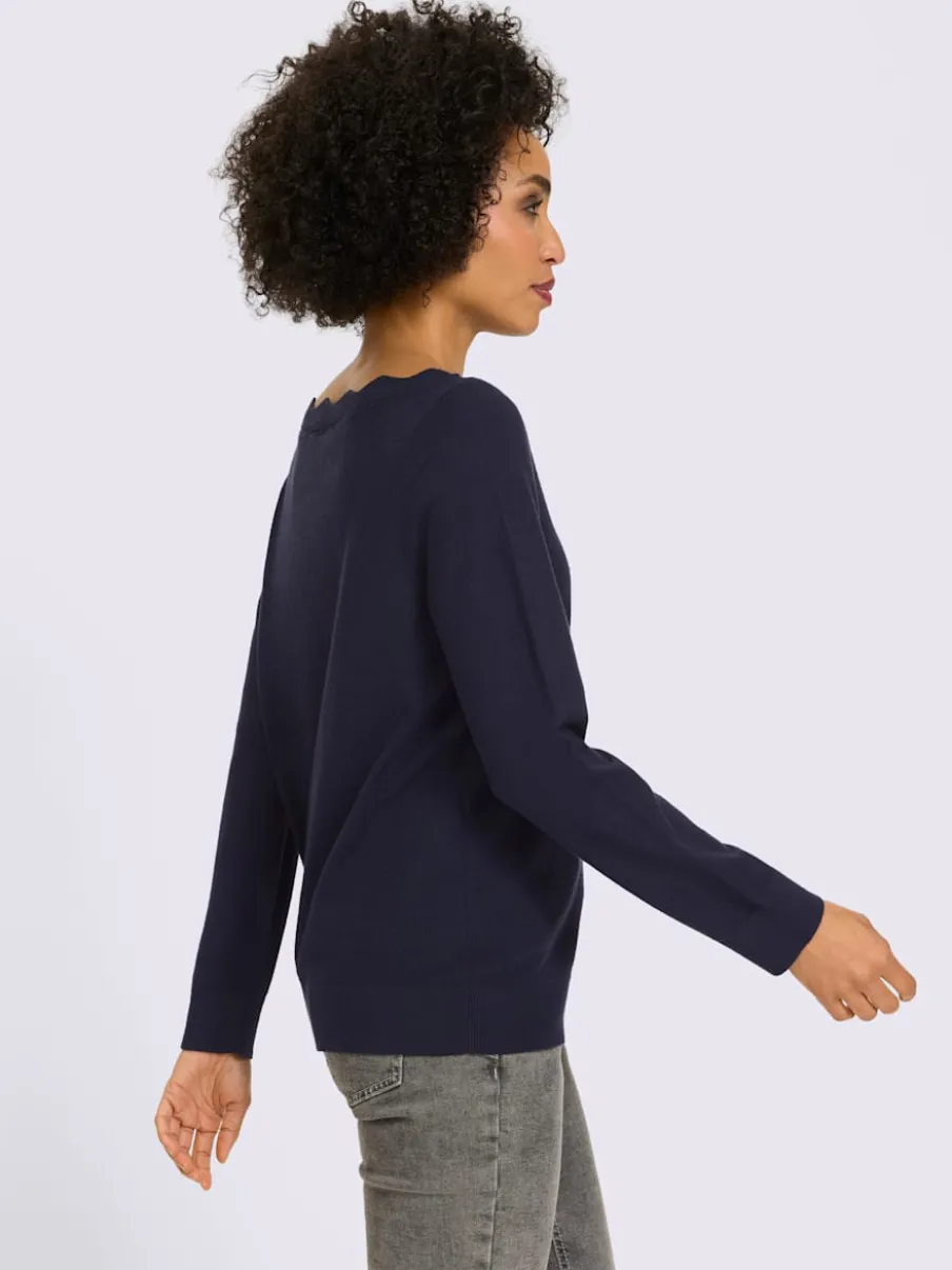 Pull en tricot fin encolure en u féminine