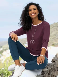 Pull en tricot fin à encolure ronde avec bords-côtes et rayures sportifs