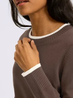 Pull en tricot fin à encolure ronde avec bords-côtes et rayures sportifs