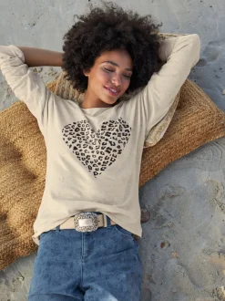 Pull en tricot fin motif cœur et léger mancheron