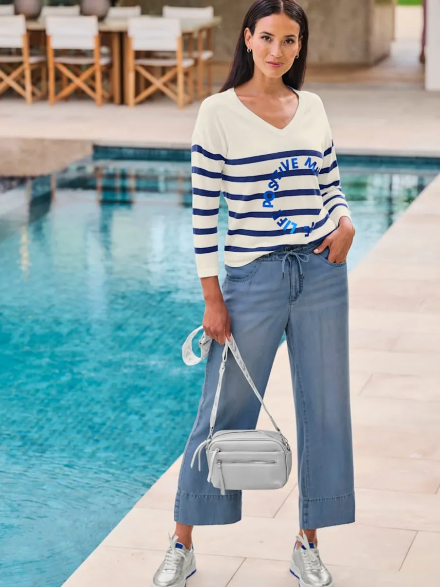 Pull en tricot fin à rayures avec col en V et manches 3/4