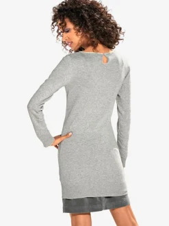 Pull long à col rond et manches longues avec poche sur le devant et découpes au dos