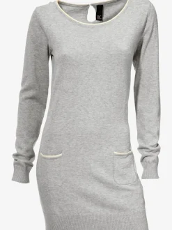 Pull long à col rond et manches longues avec poche sur le devant et découpes au dos