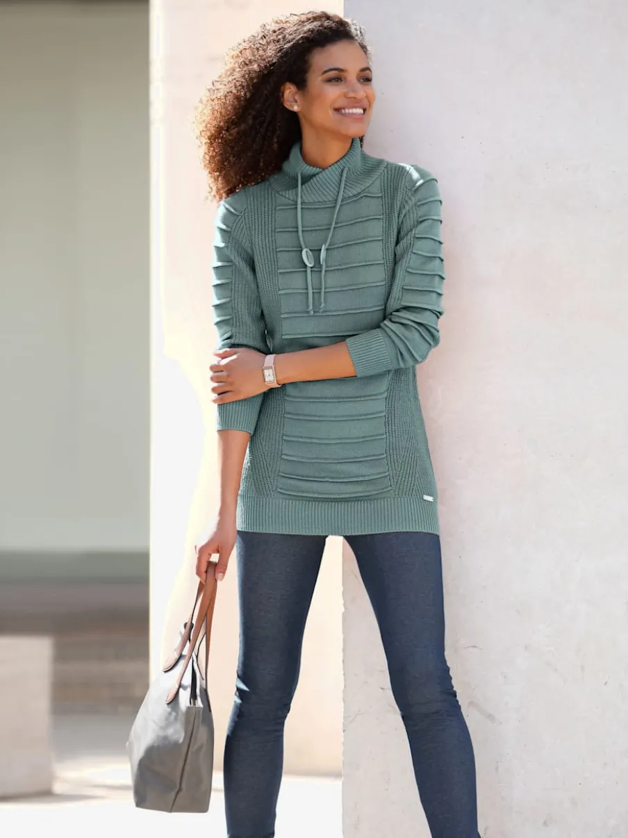 Pull long col roulé manches longues motif structuré moderne