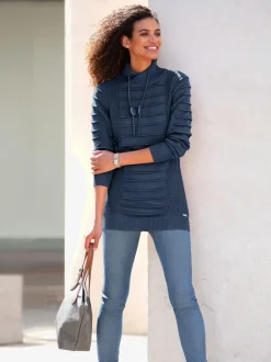 Pull long col roulé manches longues motif structuré moderne
