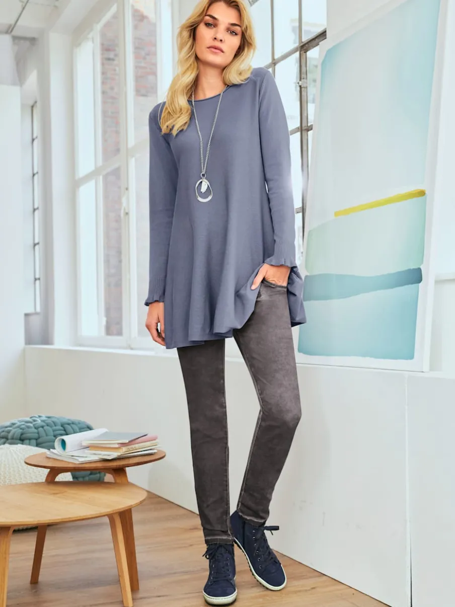 Pull long légèrement évasé avec bords roulés et volants