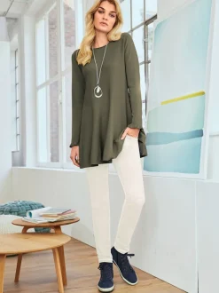 Pull long légèrement évasé avec bords roulés et volants
