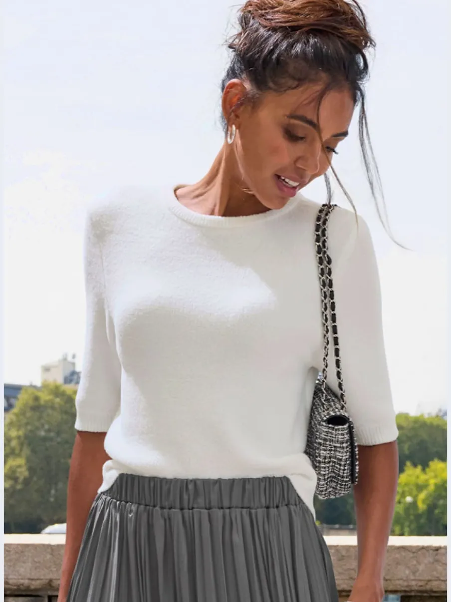 Pull à manches courtes avec encolure ronde et ourlet côtelé