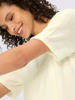 Pull à manches courtes avec encolure ronde et fentes latérales