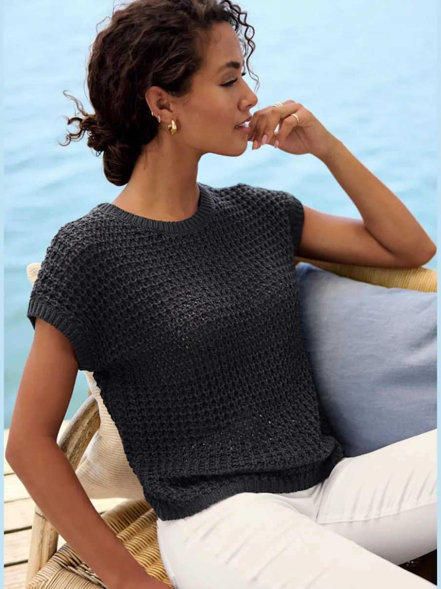 Pull à manches courtes avec large encolure ronde et finitions douces en tricot