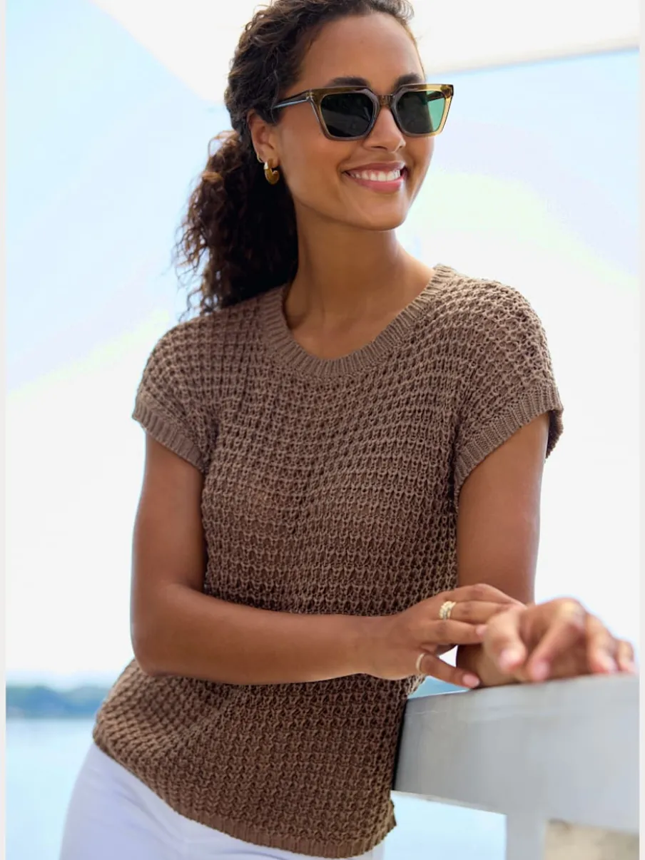 Pull à manches courtes avec large encolure ronde et finitions douces en tricot