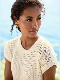 Pull à manches courtes avec large encolure ronde et finitions douces en tricot