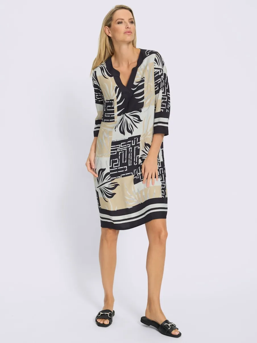 Robe avec col V et manches 3/4 à motif graphique