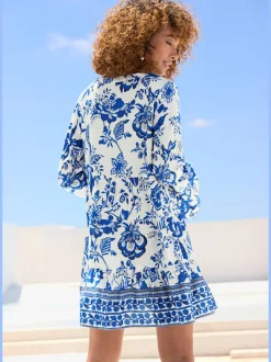 Robe caftan à encolure en V avec empiècements dentelle.