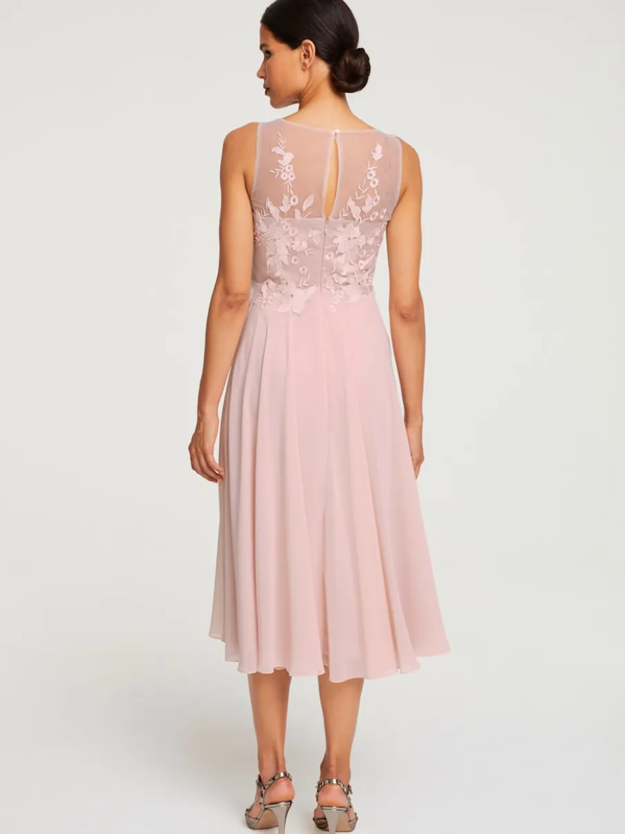 Robe de cocktail avec broderie haut ajusté fluide et évasée