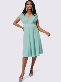 Robe de cocktail avec dentelle et ceinture satinée