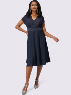Robe de cocktail avec dentelle et ceinture satinée