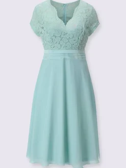 Robe de cocktail avec dentelle et ceinture satinée