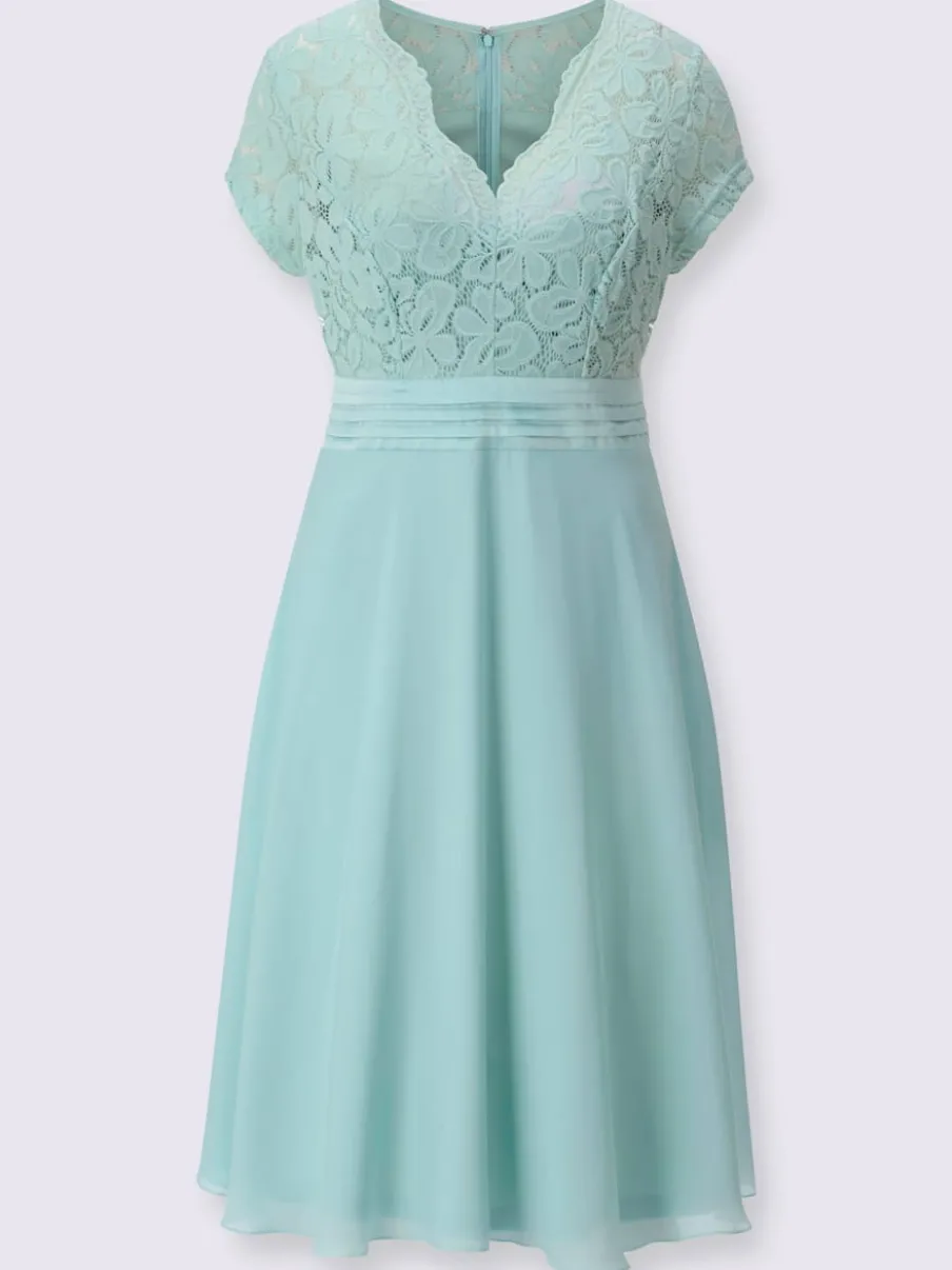 Robe de cocktail avec dentelle et ceinture satinée